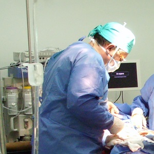 foto laparotomia dr jose fernandez cirujano cubano tacna peru